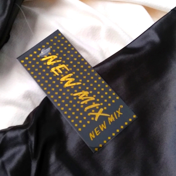 🎉 Black Faux Leather Stretch Leggings🎉 - Picture 7 of 8